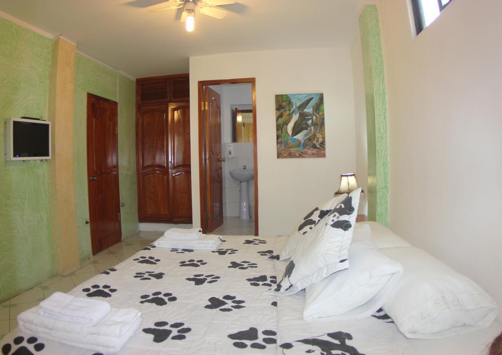 The Island Home Puerto Ayora  Room photo